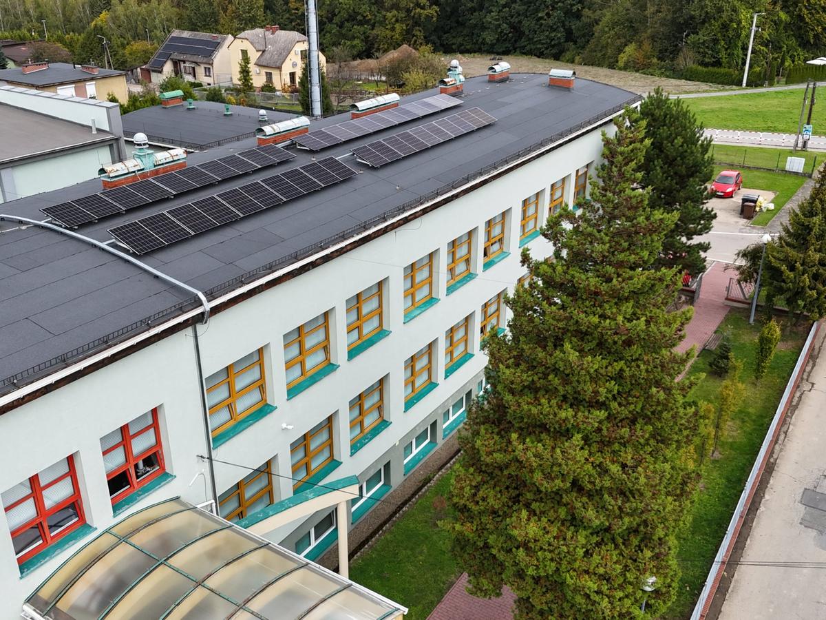 Instalacja fotowoltaiczna o mocy 9,66 kWp z magazynem energii o pojemności 20 kWh na potrzeby budynku Zespołu Szkolno-Przedszkolnego w Janowicach