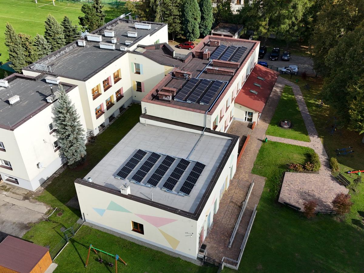 Instalacja fotowoltaiczna o mocy 9,66 kWp z magazynem energii o pojemności 20 kWh na potrzeby budynku Szkoły Podstawowej w Kaniowie